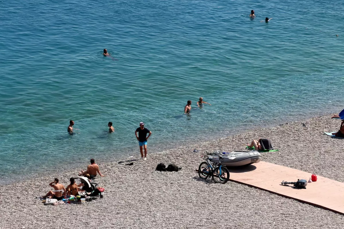 Antalya'da Kavurucu Sıcaklar, Sahiller Dolu