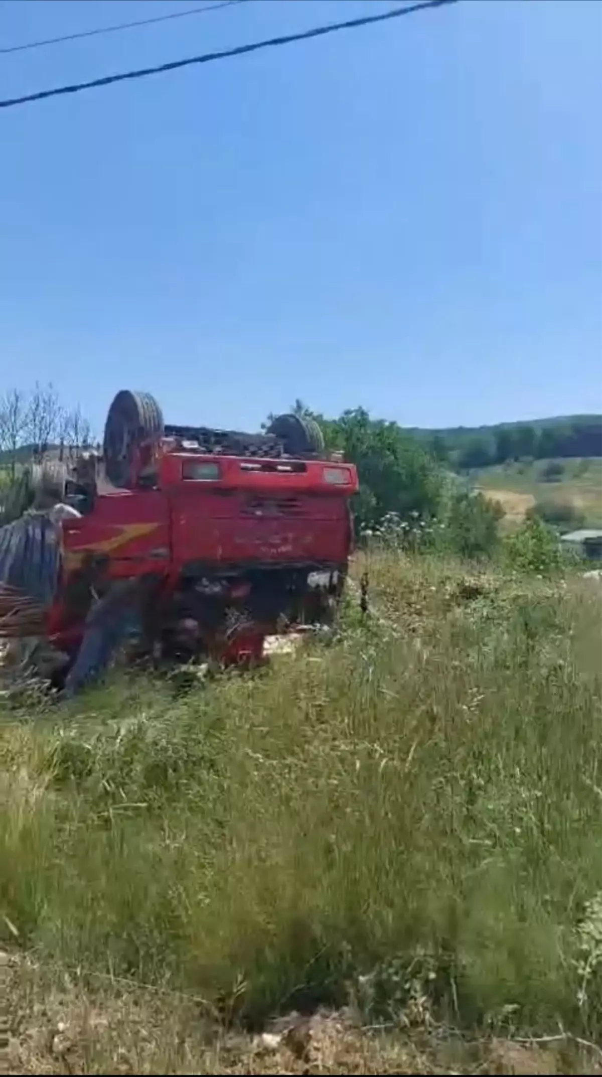 Yalova'da Freni Boşalan Kamyon Devrildi