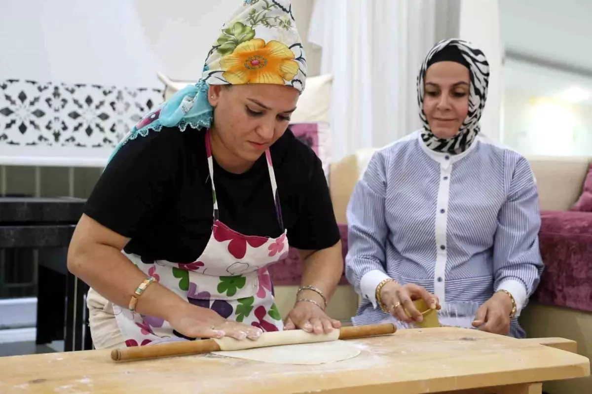 Kadınlar Bayramda Baklava Satarak Dayanışma Sağlıyor