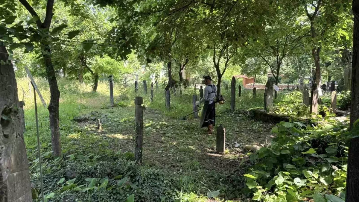 Kartepe'de Kurban Bayramı Öncesi Mezarlık Temizlik Çalışmaları