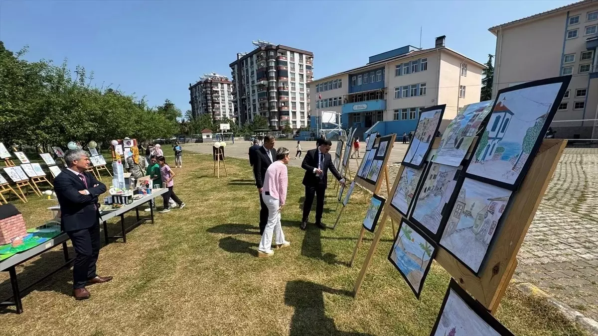 Salıpazarı'nda Öğrencilerin Tasarım Sergisi Açıldı