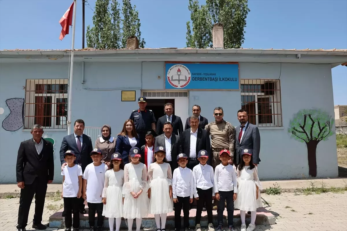 Vali Çiçek, Mezuniyet Töreninde Öğrenciye Sürpriz Yaptı