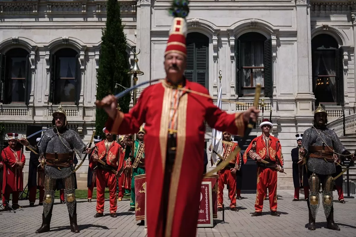 Mehteran Gösterisi Turistlerin İlgi Odağı