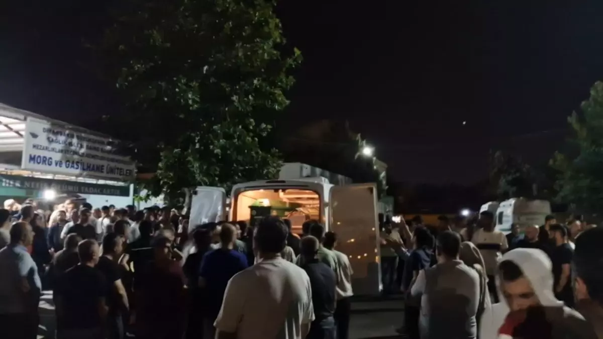 Ailenin Cenazesi Yan Yana Defnedildi