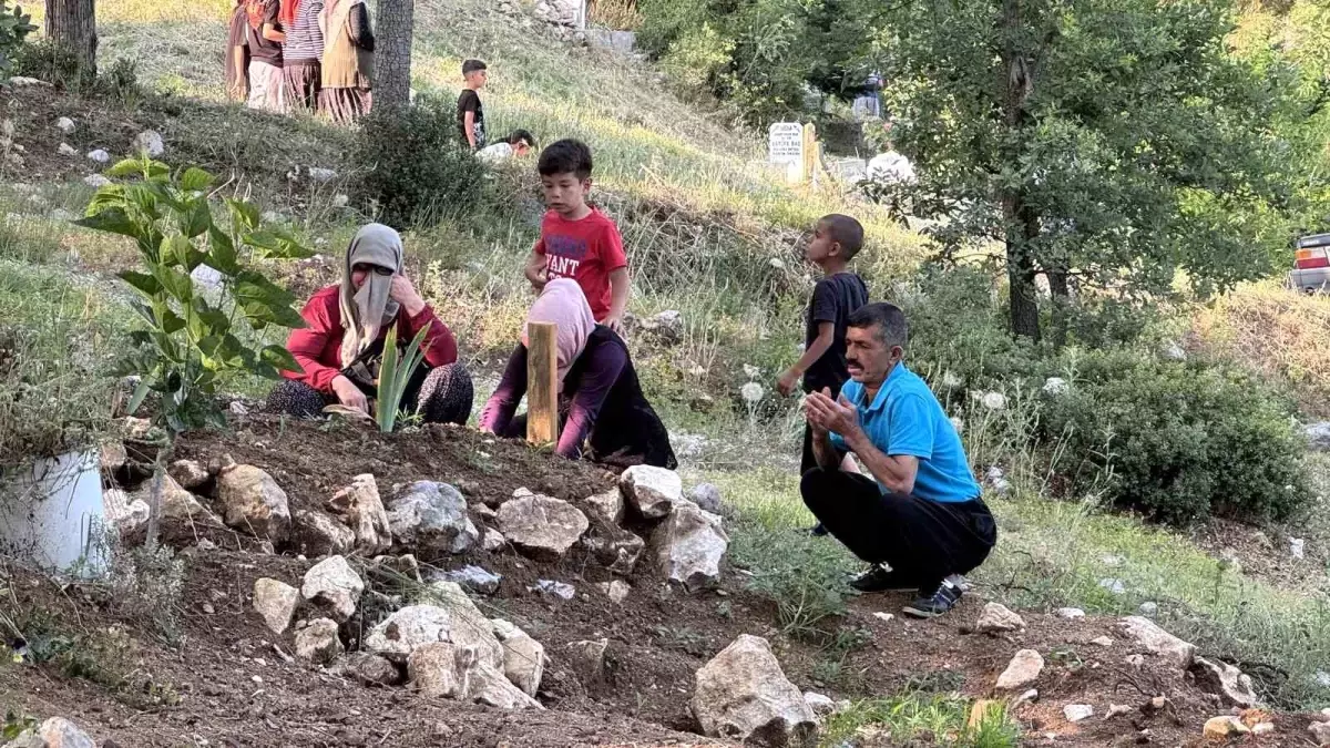 Mersin'de Bayram Arefesi Mezarlık Ziyareti