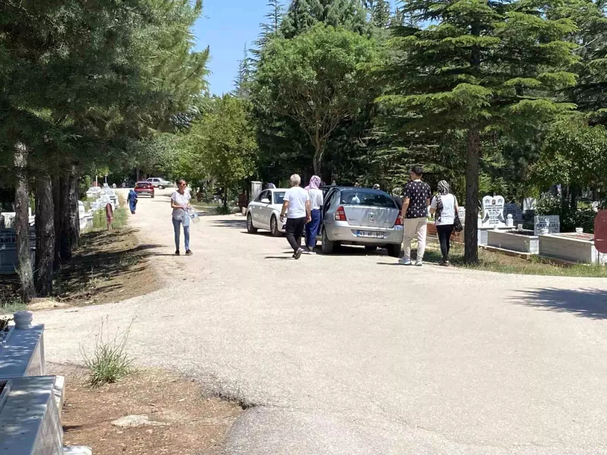 Eskişehir'de Kurban Bayramı Arefesinde Kabir Ziyareti