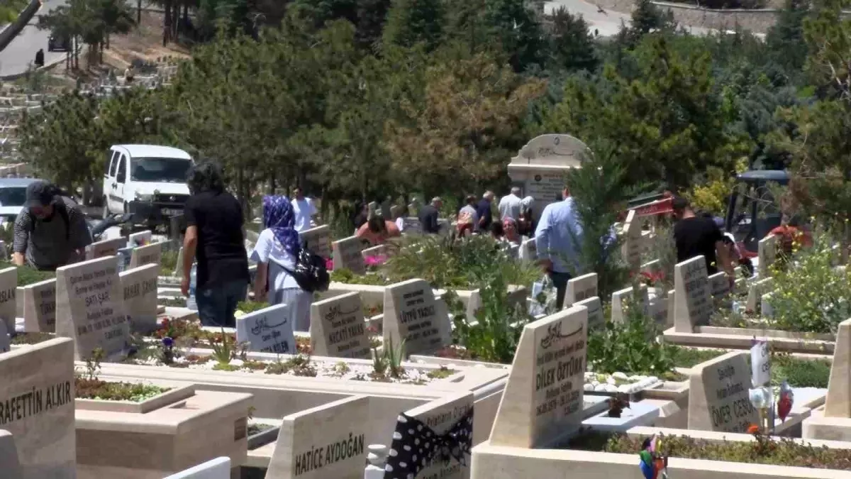 Ankara'da Mezarlık Ziyaretleri Artıyor