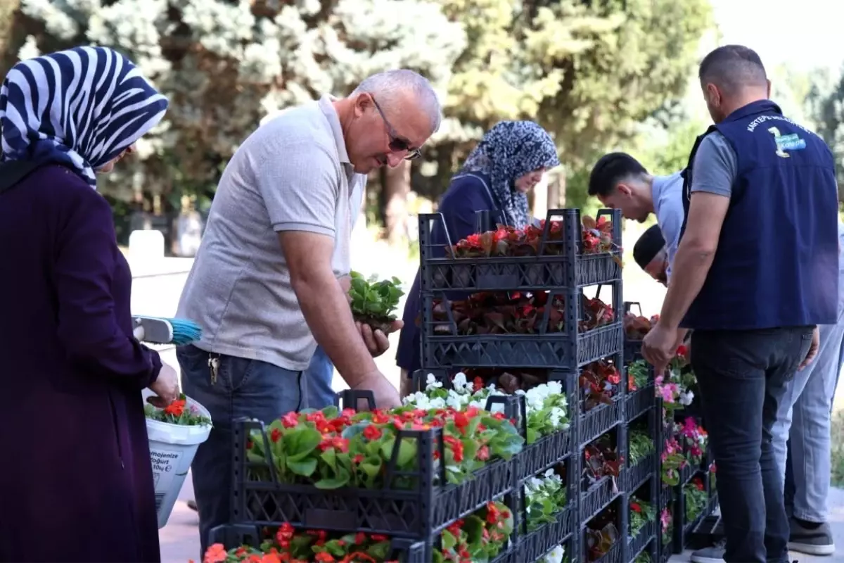 Kartepe Belediyesi Mezarlıklarda Temizlik ve Çiçek Dağıtımı Yaptı