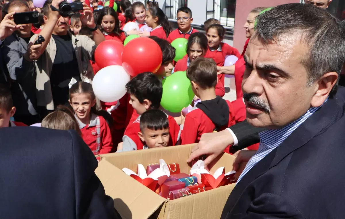 Bakan Tekin'den Sınıfta Doğum Günü Sürprizi