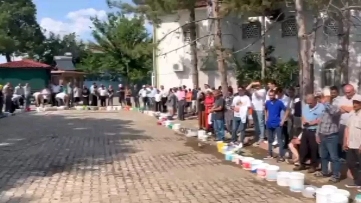 Kurban Geleneği Yaşatılıyor