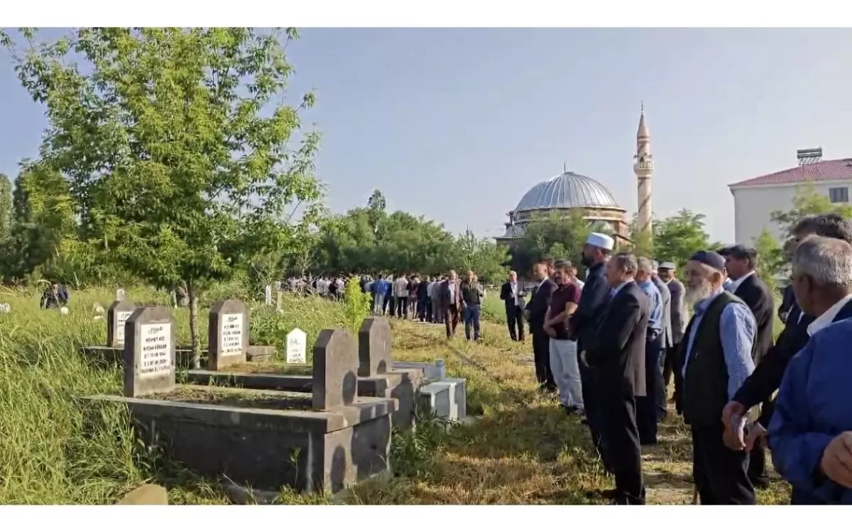 Muş'ta Bayramlaşma Töreninde Uzun Kuyruklar Oluştu