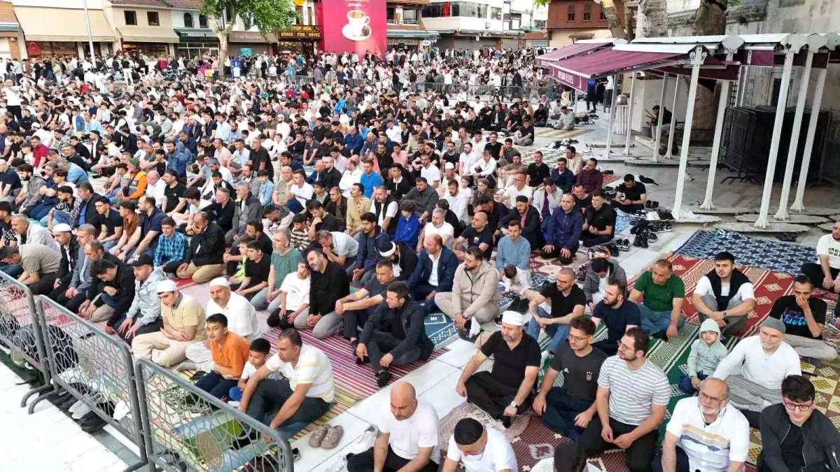 Eyüp Sultan Camisi'nde Kurban Bayramı Yoğunluğu