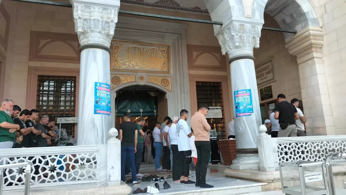 Adana'da Bayram Namazı Coşkusu
