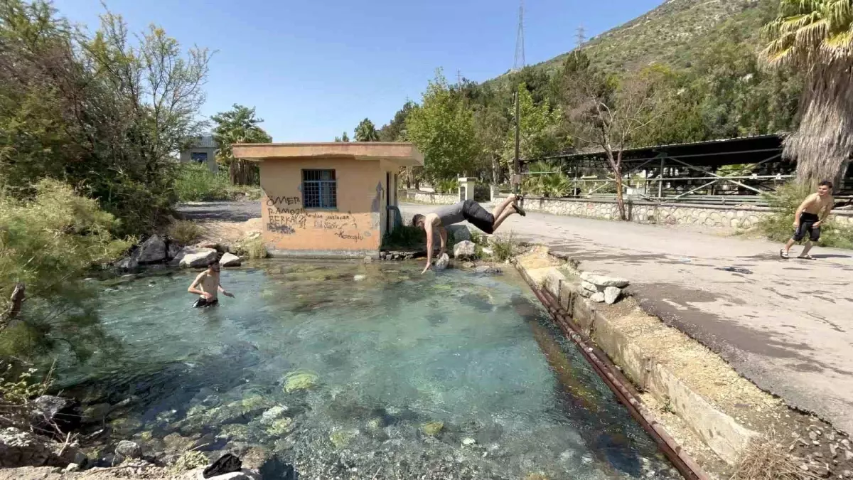 Hatay'da Sıcaklardan Kaçış: Doğal Kaynak Suyunda Serinleme