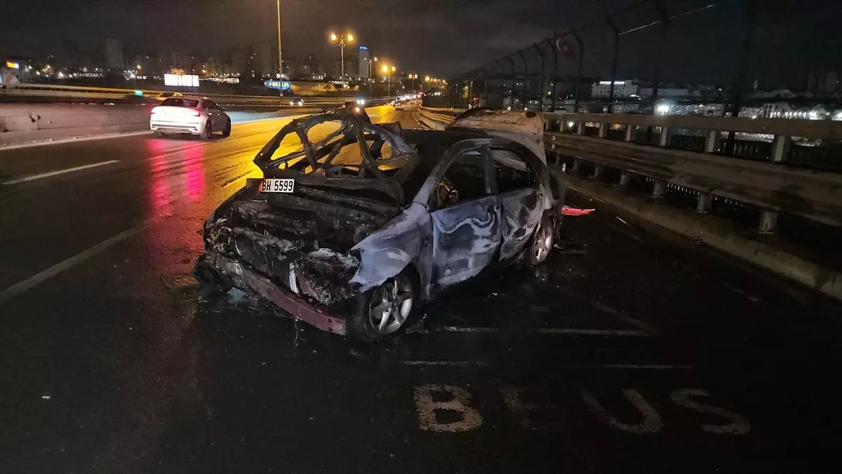 Bayrampaşa'da Kaza: Otomobil Yandı, Sürücü Yaralı