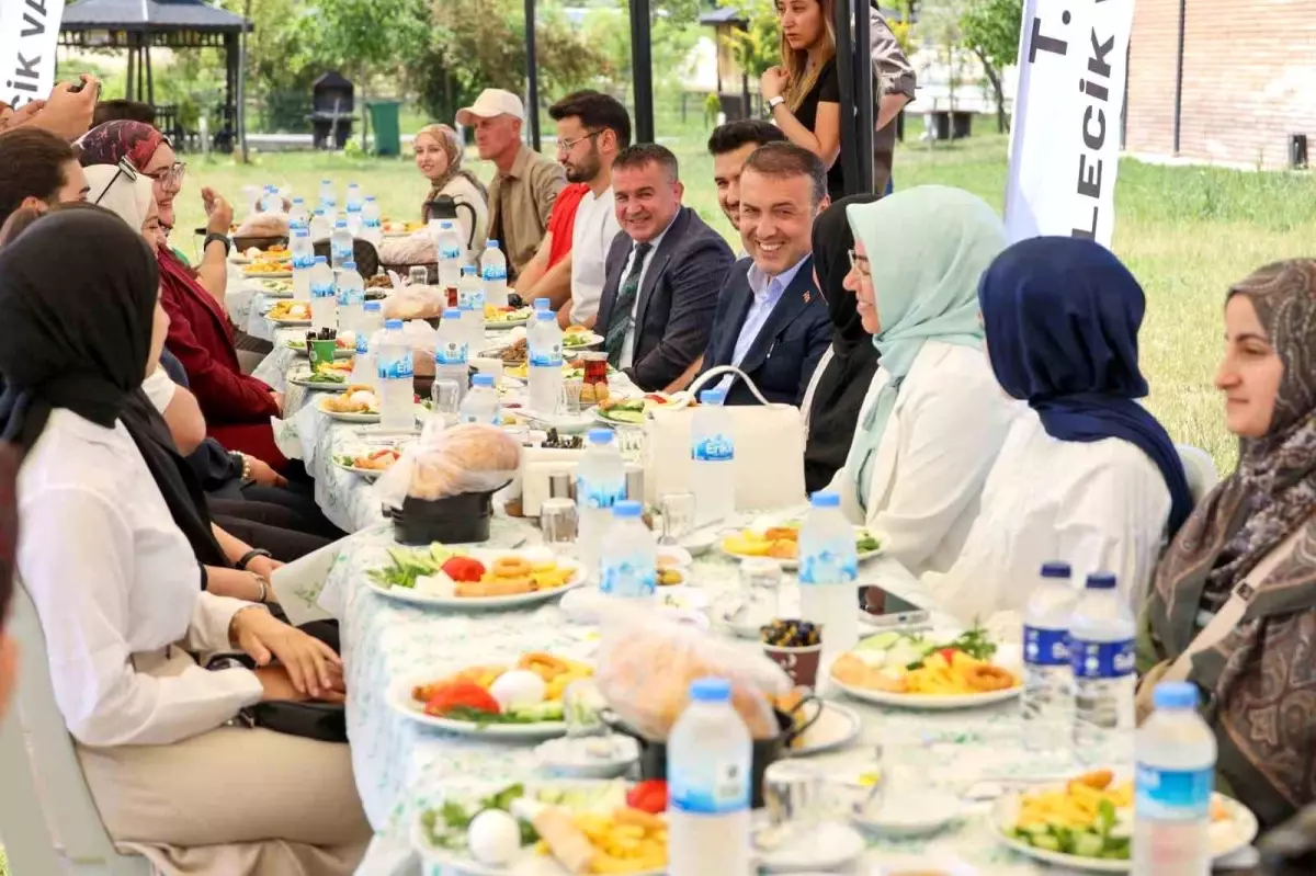 Vali Sözer'den Öğrencilere Bayram Kahvaltısı