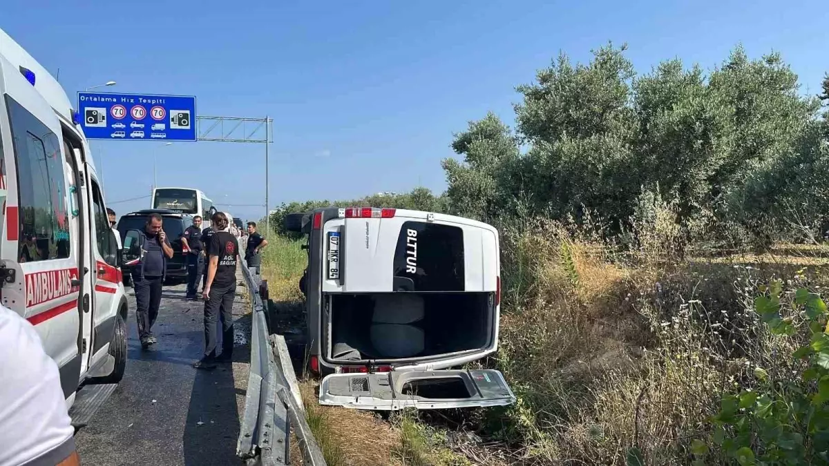 Manavgat'ta Turist Minibüsü Kaza Yaptı