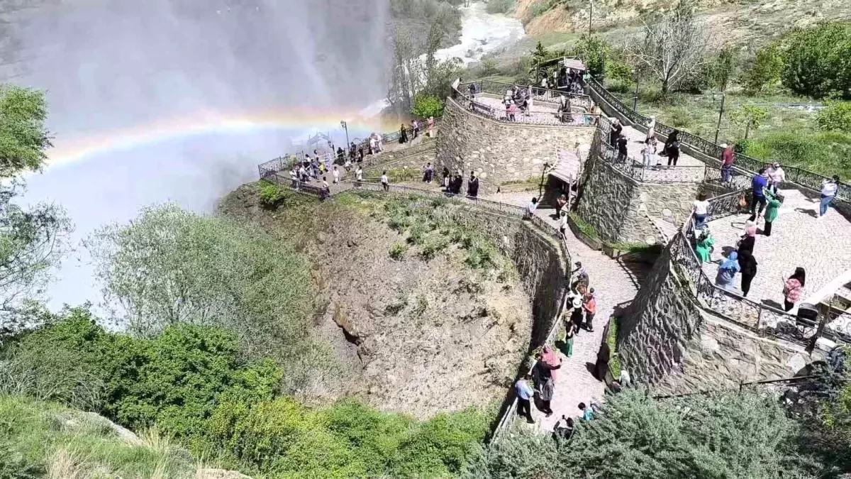Tortum Şelalesi'nde Doğa Şöleni