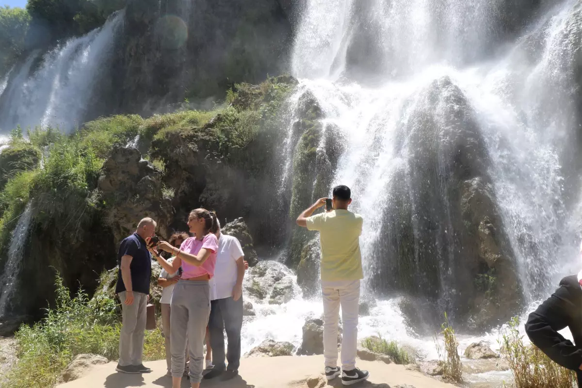 Girlevik Şelalesi bayramda yerli ve yabancı turist akınına uğradı