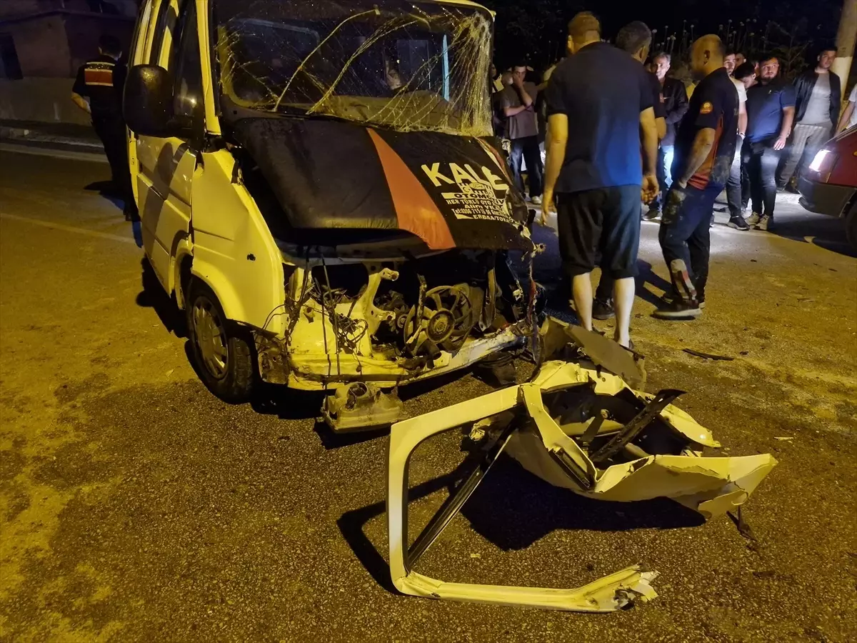 Erbaa'da Minibüs Pikaba Çarptı: 1 Yaralı