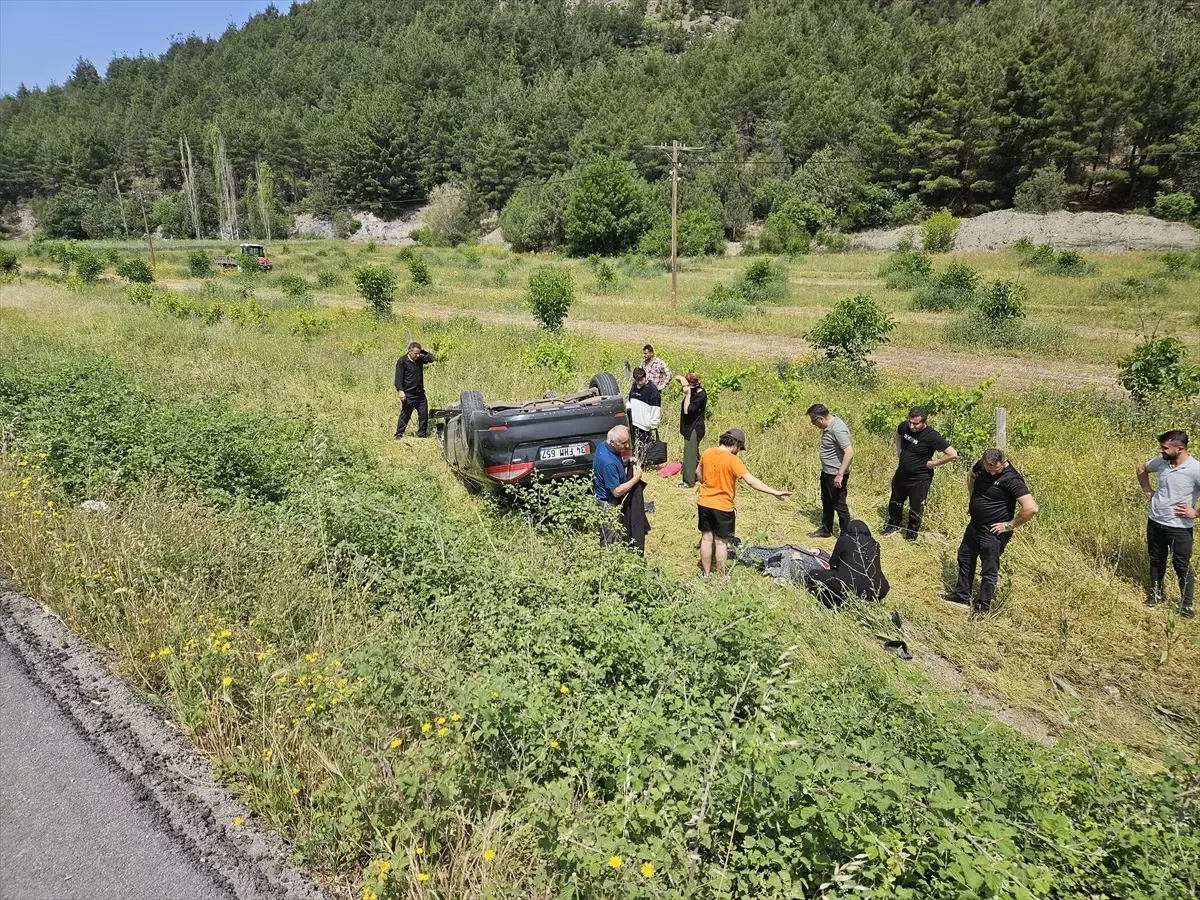 Amasya'da Otomobil Şarampole Devrildi