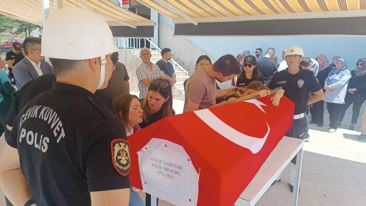 Bayramda Kalp Krizi Geçiren Polis Memuru Defnedildi