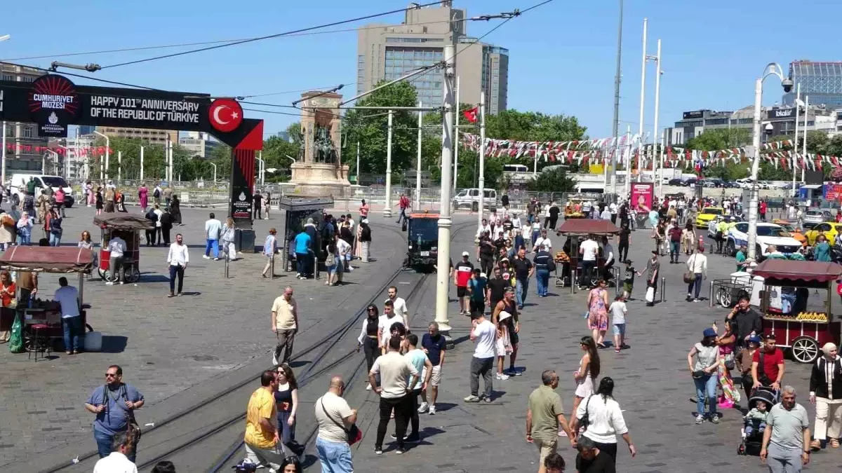 Taksim ve İstiklal Caddesi'nde Bayram Yoğunluğu