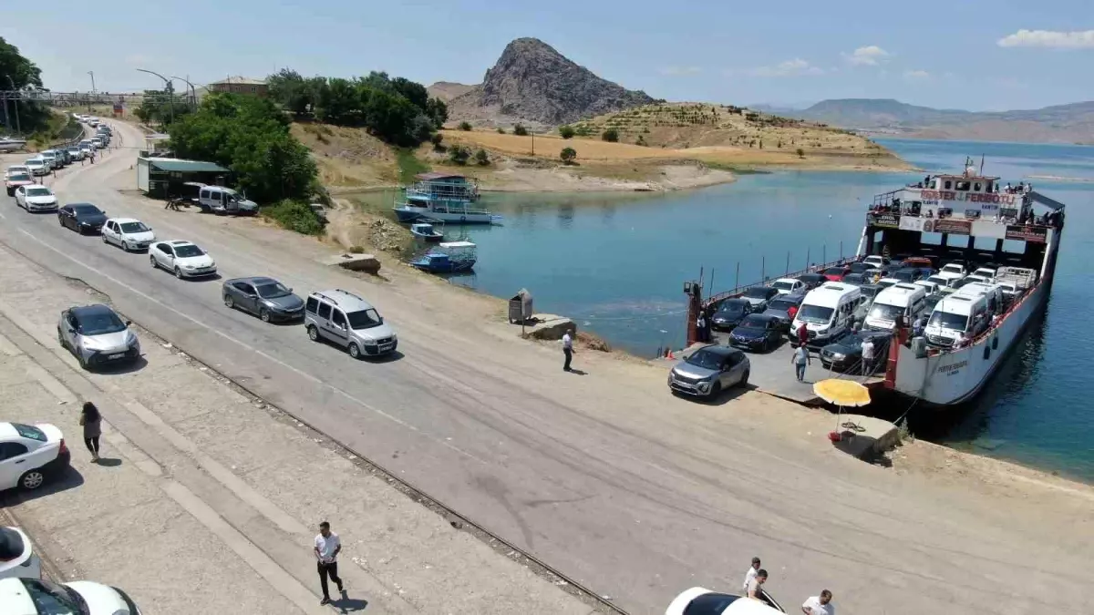 Elazığ Feribot İskelesinde Uzun Kuyruklar