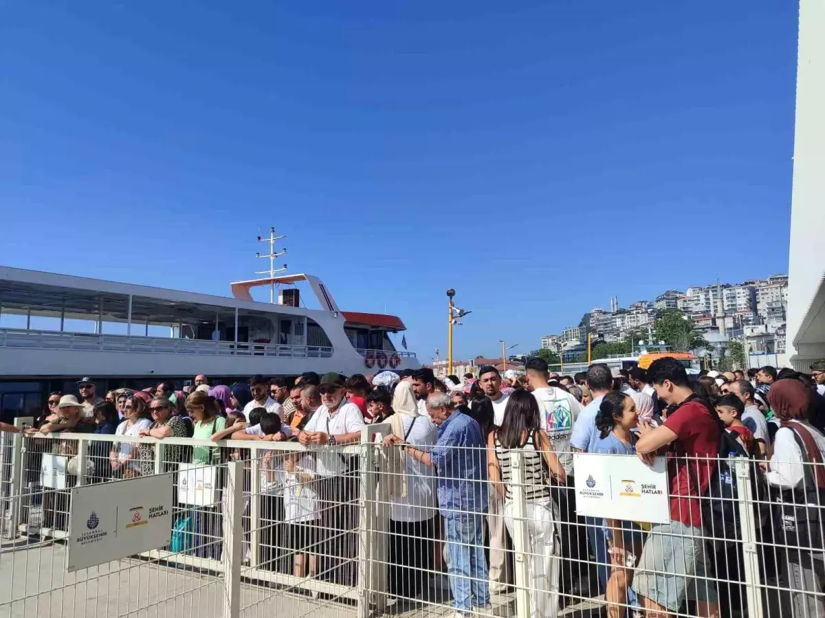 Adalar İskelesi'nde Bayram Yoğunluğu