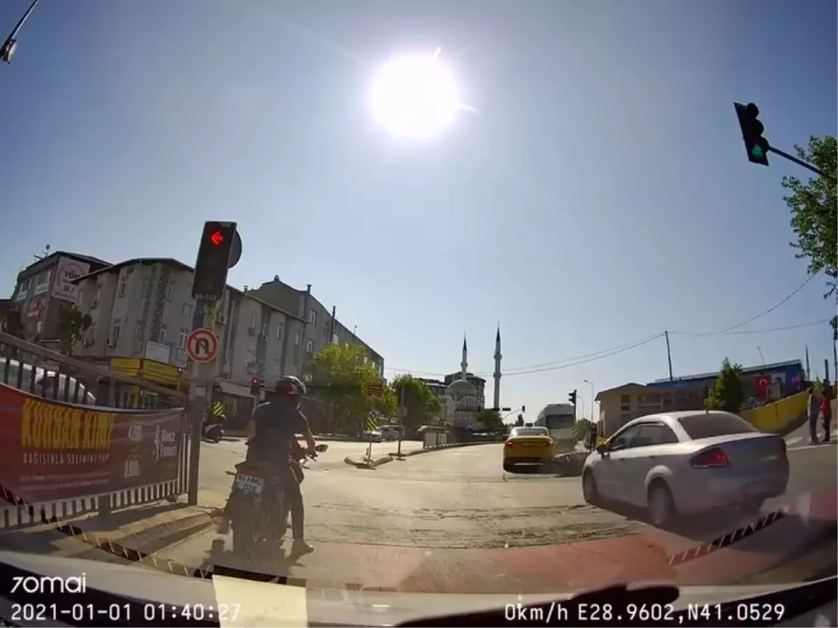 Şişli'de Motosiklet ve Taksi Çarpıştı