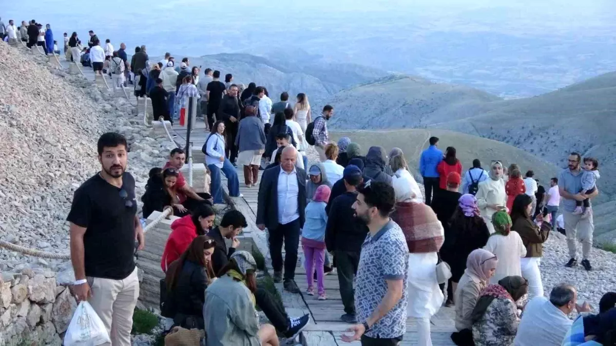 Nemrut Dağı, Kurban Bayramı'nda Ziyaretçi Akınına Uğradı