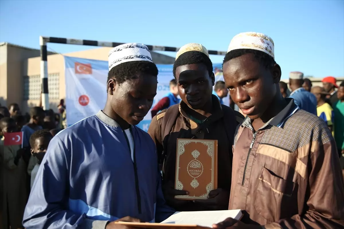 Mozambik'te Kur'an Dağıtımı