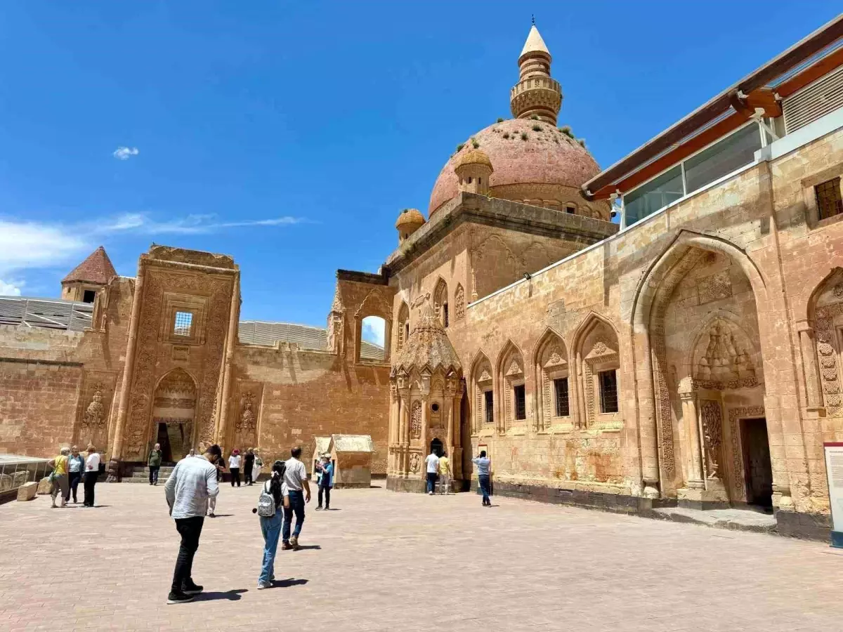 İshak Paşa Sarayı Bayramda Ziyaretçi Akınına Uğradı
