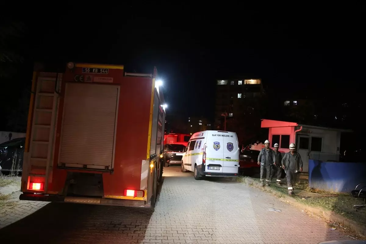 Kurtalan'da Polis Lojmanında Yangın: 13 Kişi Dumandan Etkilendi