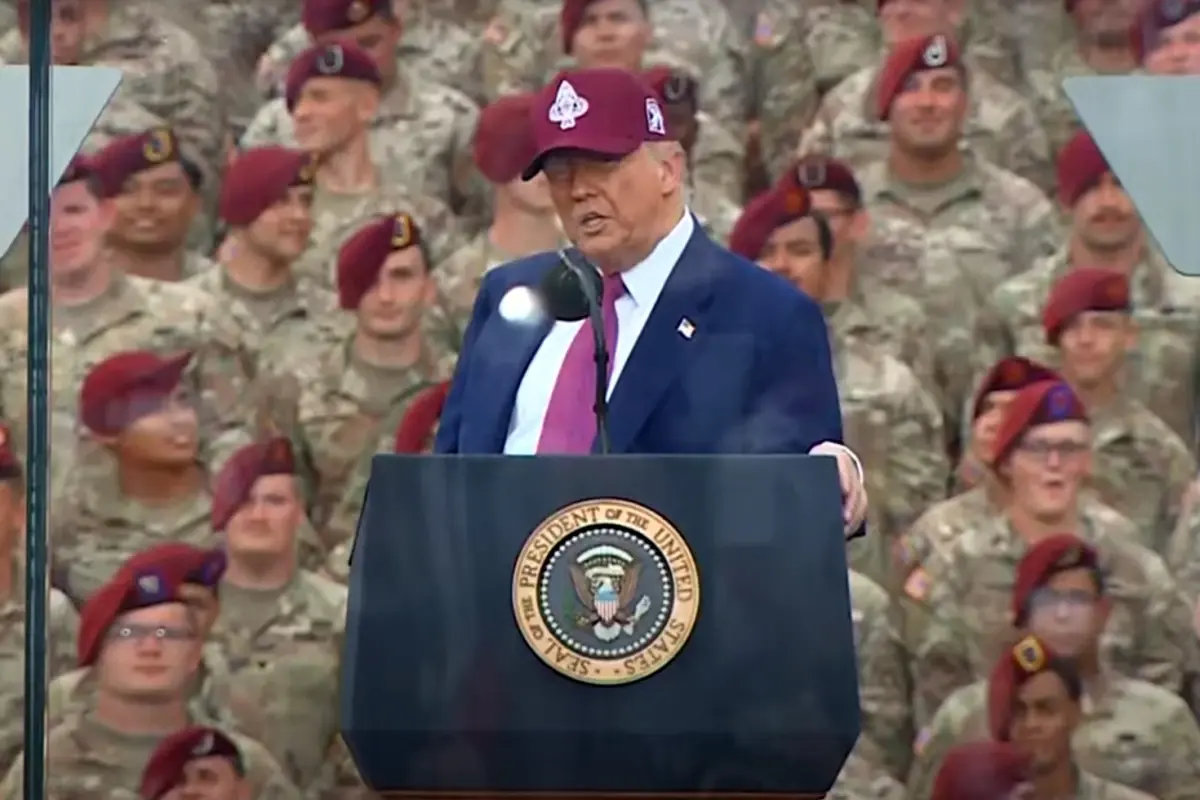 Trump: ABD bayrağını yakanlar hapse girmeli