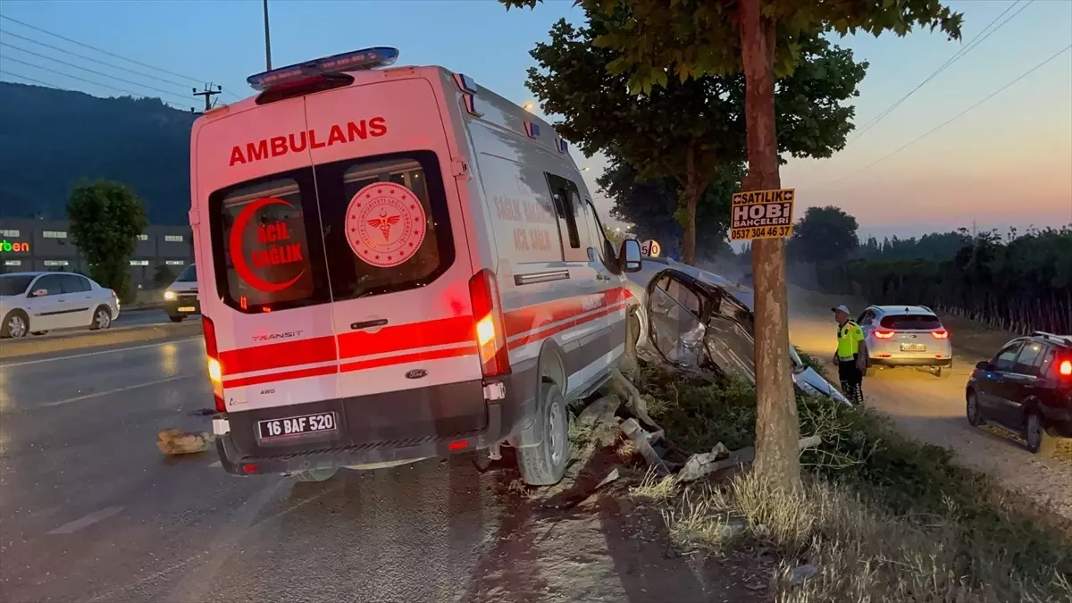Bursa'da Ambulansla Çarpışan Sürücü Yaralandı