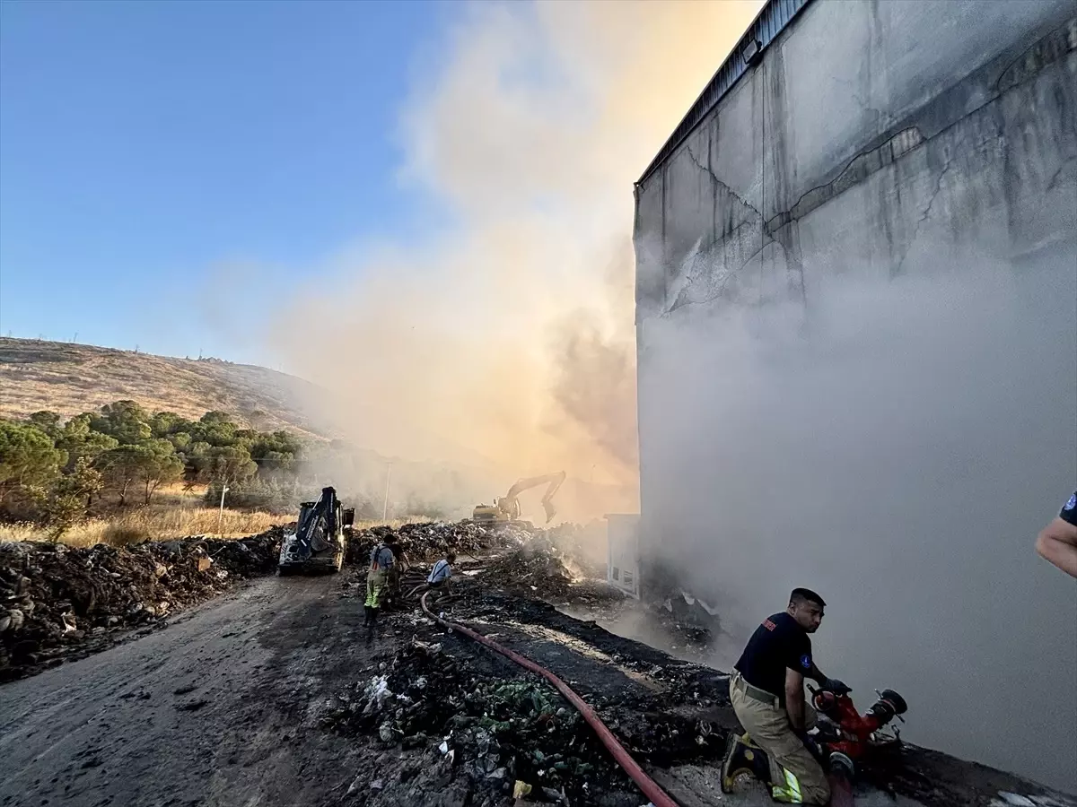 Karşıyaka'da Katı Atık Tesisinde Yangın