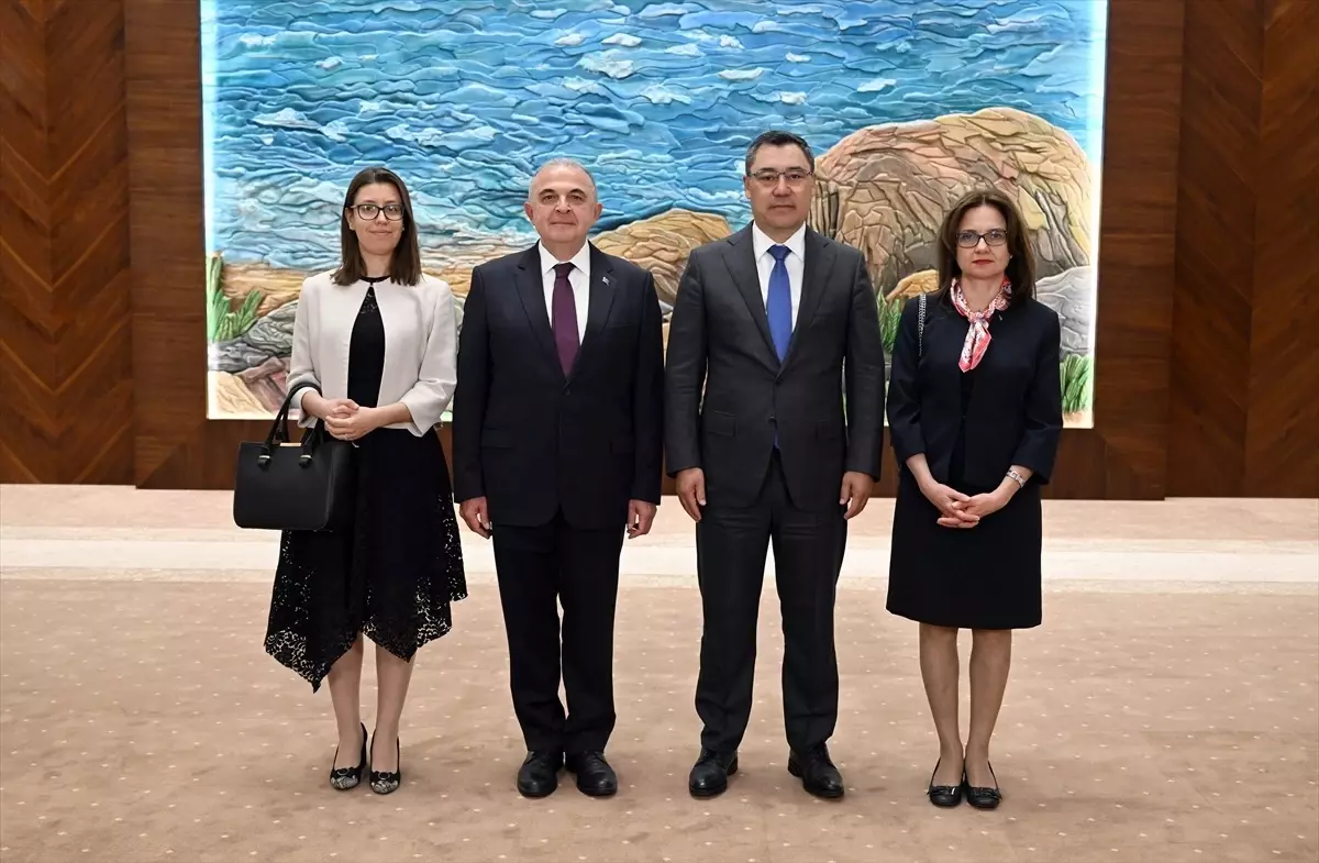 Türkiye'nin Bişkek Büyükelçisi Ökem, Kırgızistan Cumhurbaşkanına güven mektubunu sundu