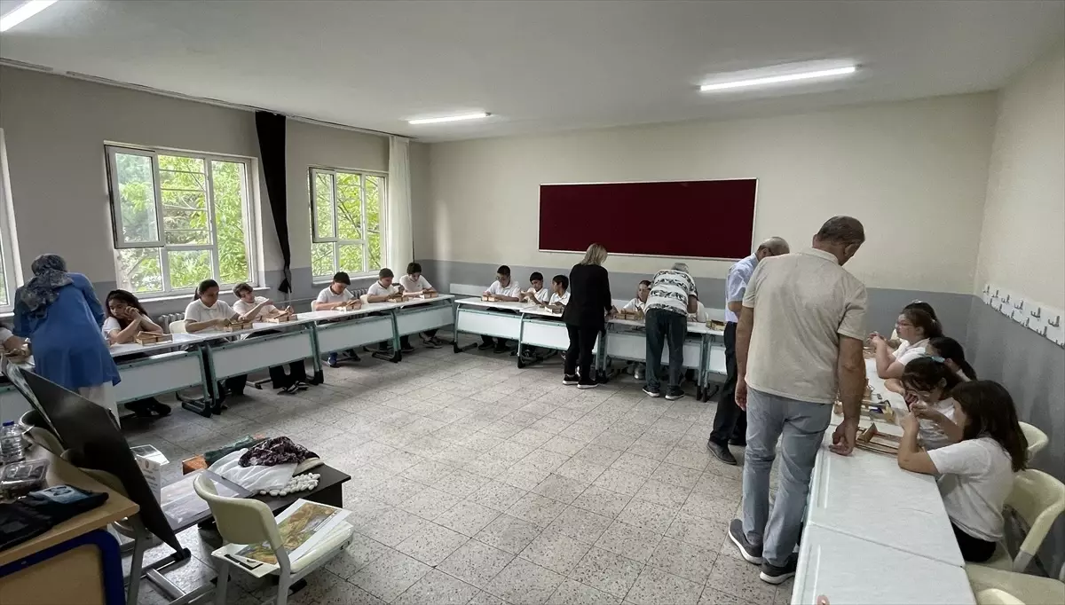 Öğrenciler ipek böceği besledi