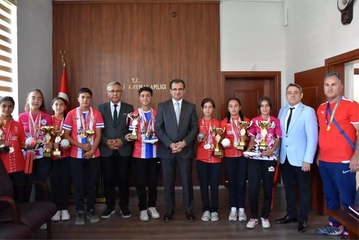 Şampiyon Öğrenciler Kaymakam'ı Ziyaret Etti