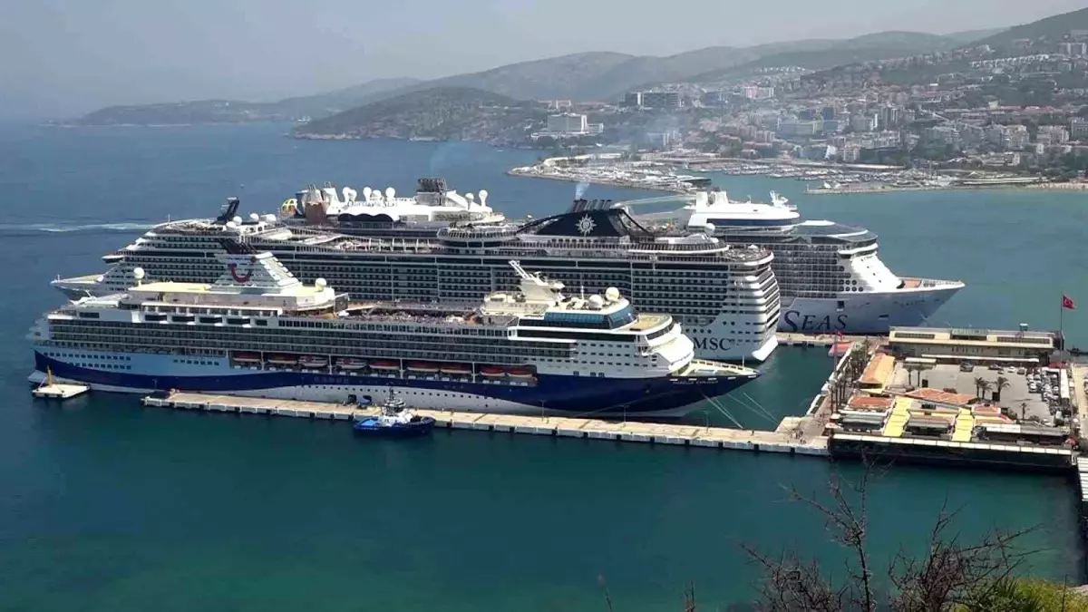 Kuşadası'nda 9.600 Turist Alışverişte