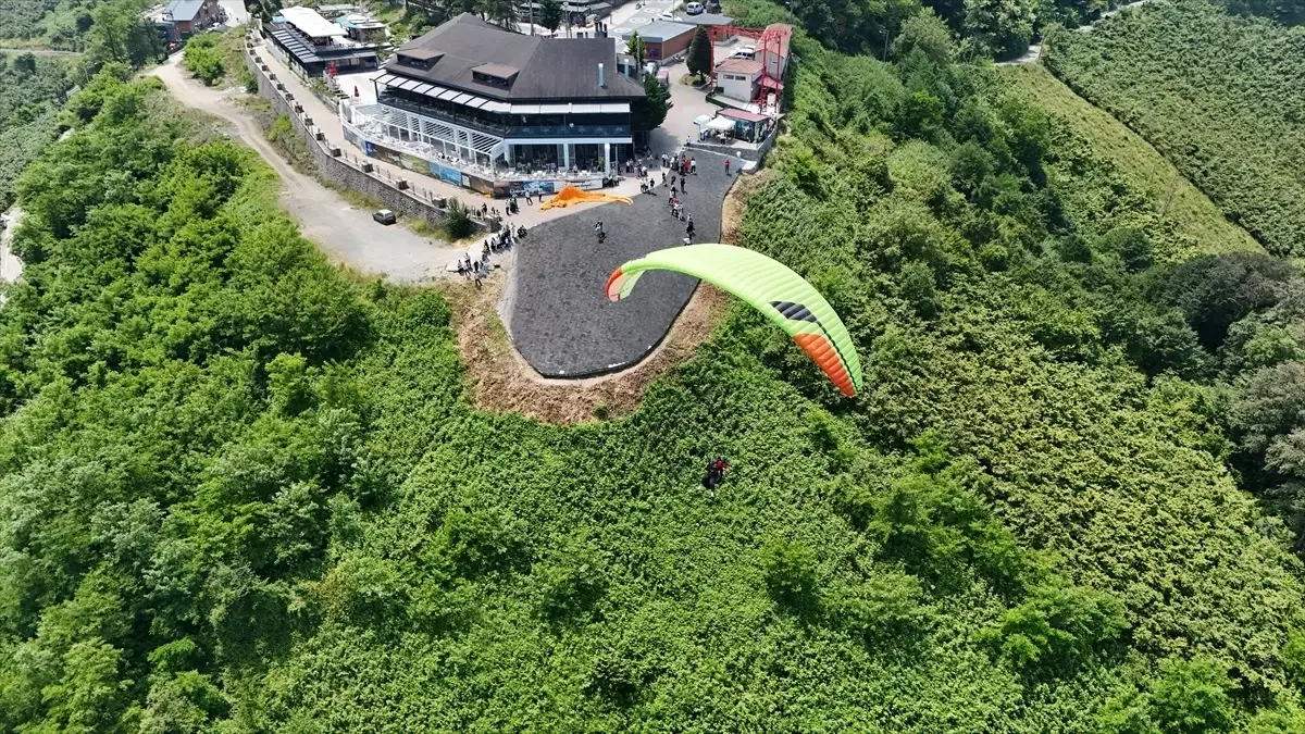 Boztepe'de Yamaç Paraşütü Coşkusu