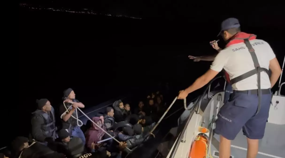 Çeşme'de 42 Düzensiz Göçmen Kurtarıldı