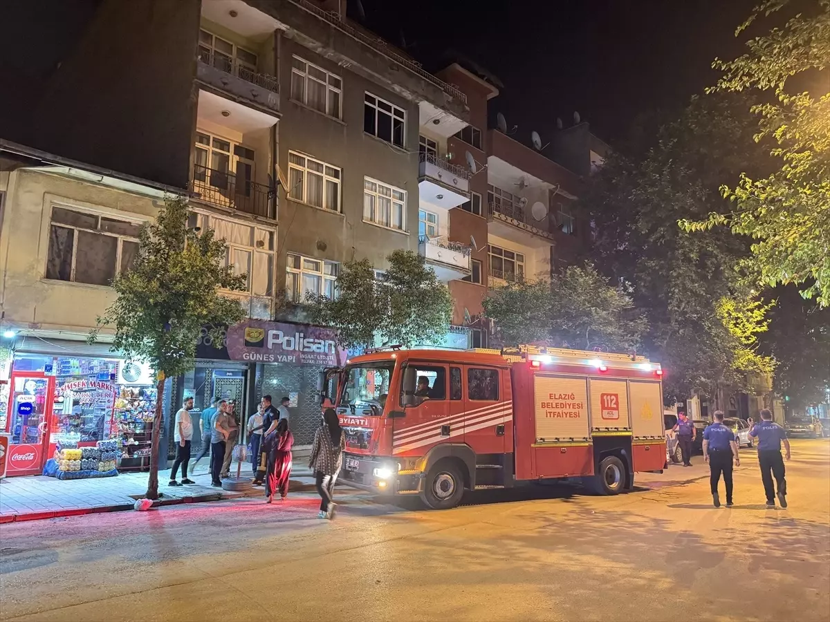 Elazığ'da Yangın: 2 Kişi Dumandan Etkilendi