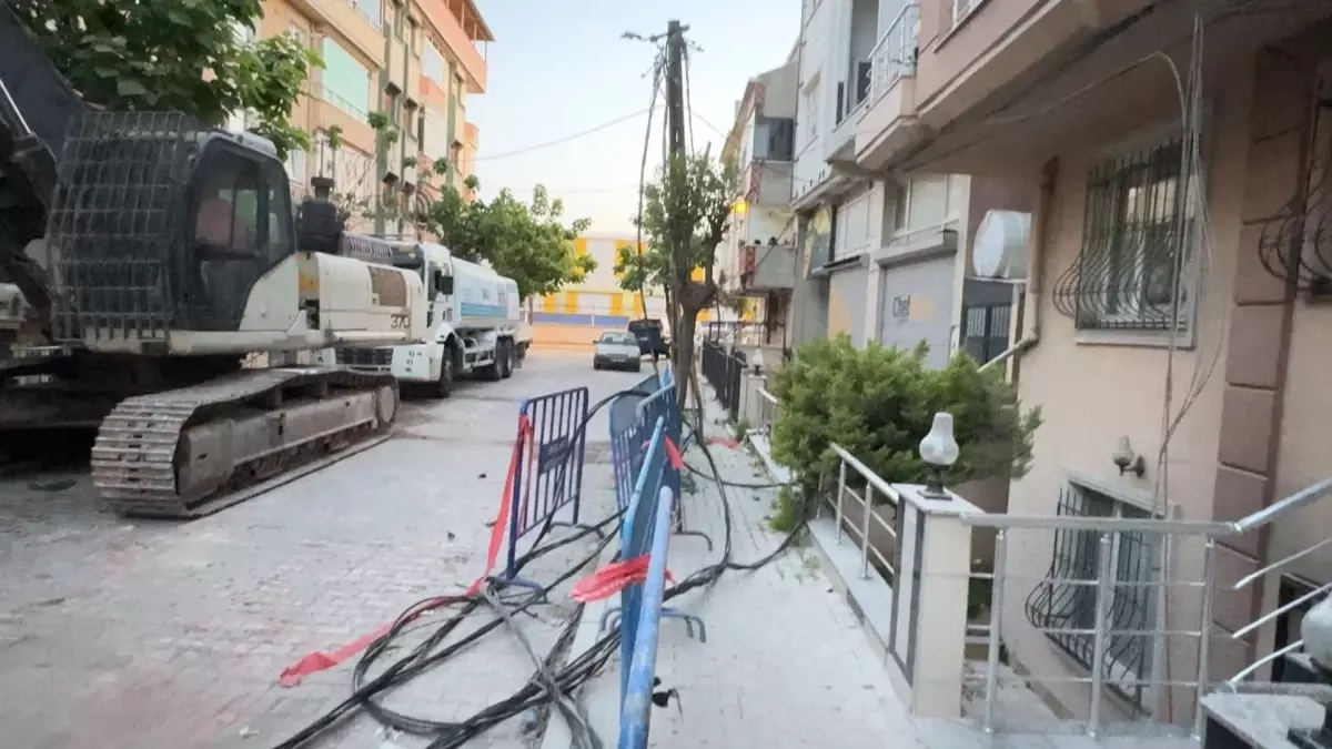 Avcılar'da yıkım sırasında elektrik hatları hasar gördü