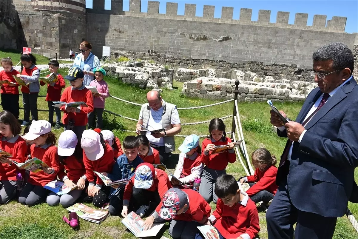 Öğrenciler Erzurum Kalesi'nde Kitap Okudu