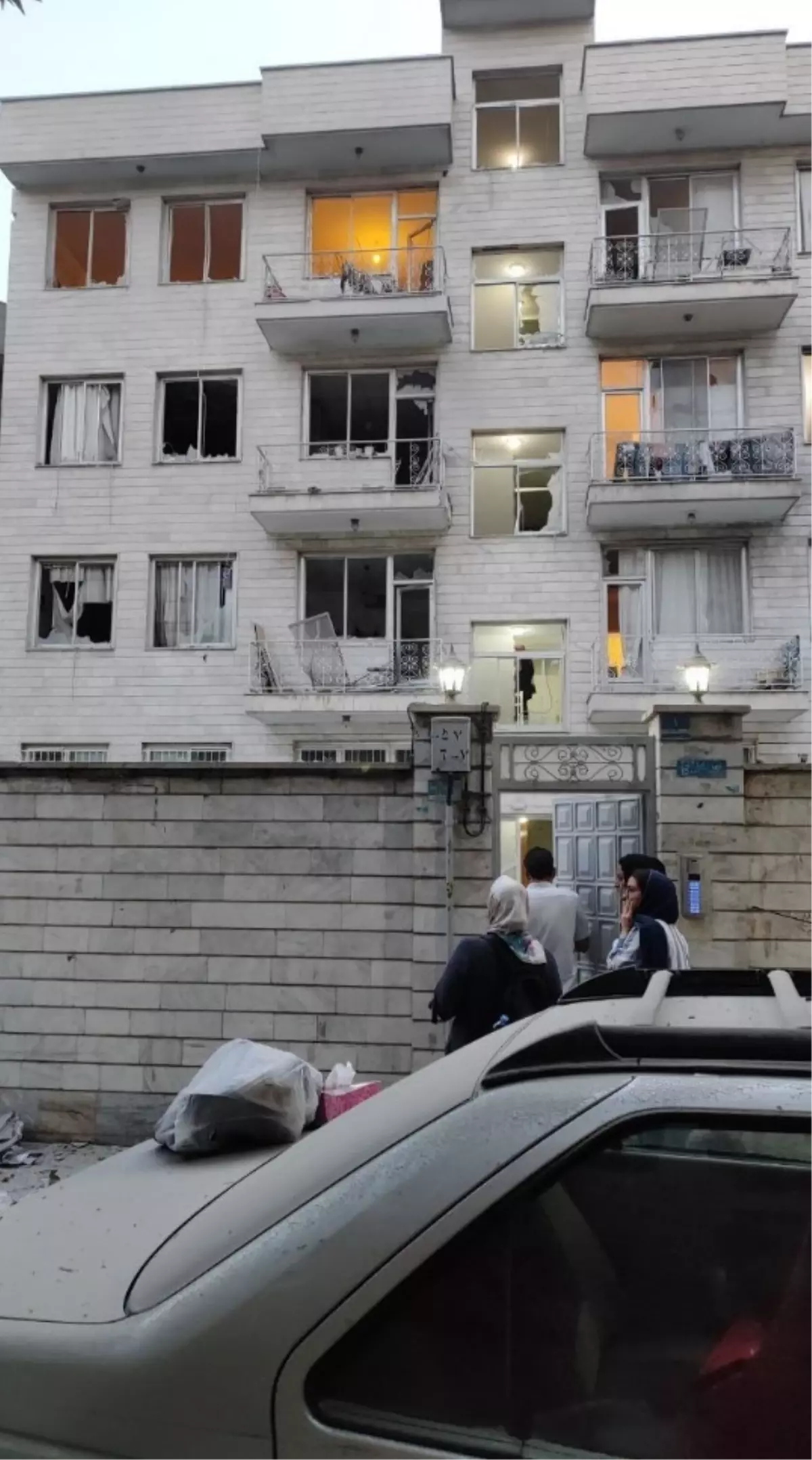 İran'daki yıkım günün ilk ışıklarıyla ortaya çıktı
