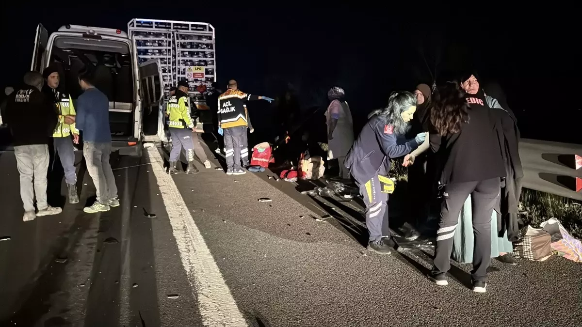 Bolu'da Otoyolda Minibüs Kamyona Çarptı: 16 Yaralı