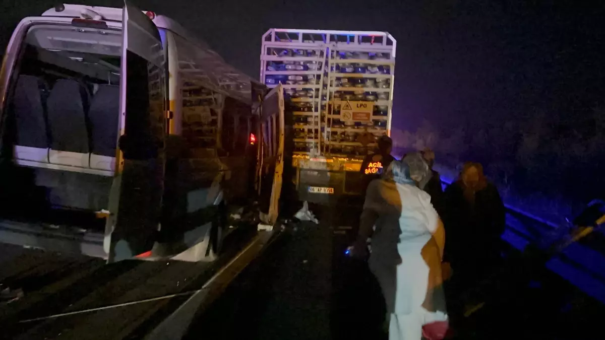 Bolu'da Minibüs Kamyona Çarptı: 16 Yaralı