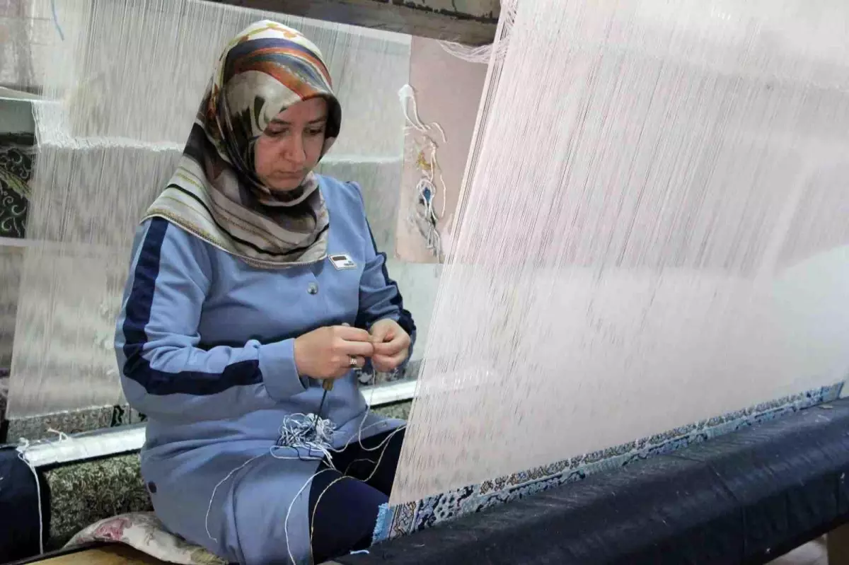 Kadınlar Çorum'da İpek Halı Dokumacılığı Kursu ile Hem Meslek Ediniyor Hem Aile Ekonomisine Katkı Sağlıyor